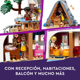 LEGO Friends Hostal del Castillo de Juguete, Juego con Hotel y 4 Mini Muñecos, Regalo para Niñas y Niños de 12 Años o Más, Figura de un Perro y Accesorios, Decoración para la Estantería 42638