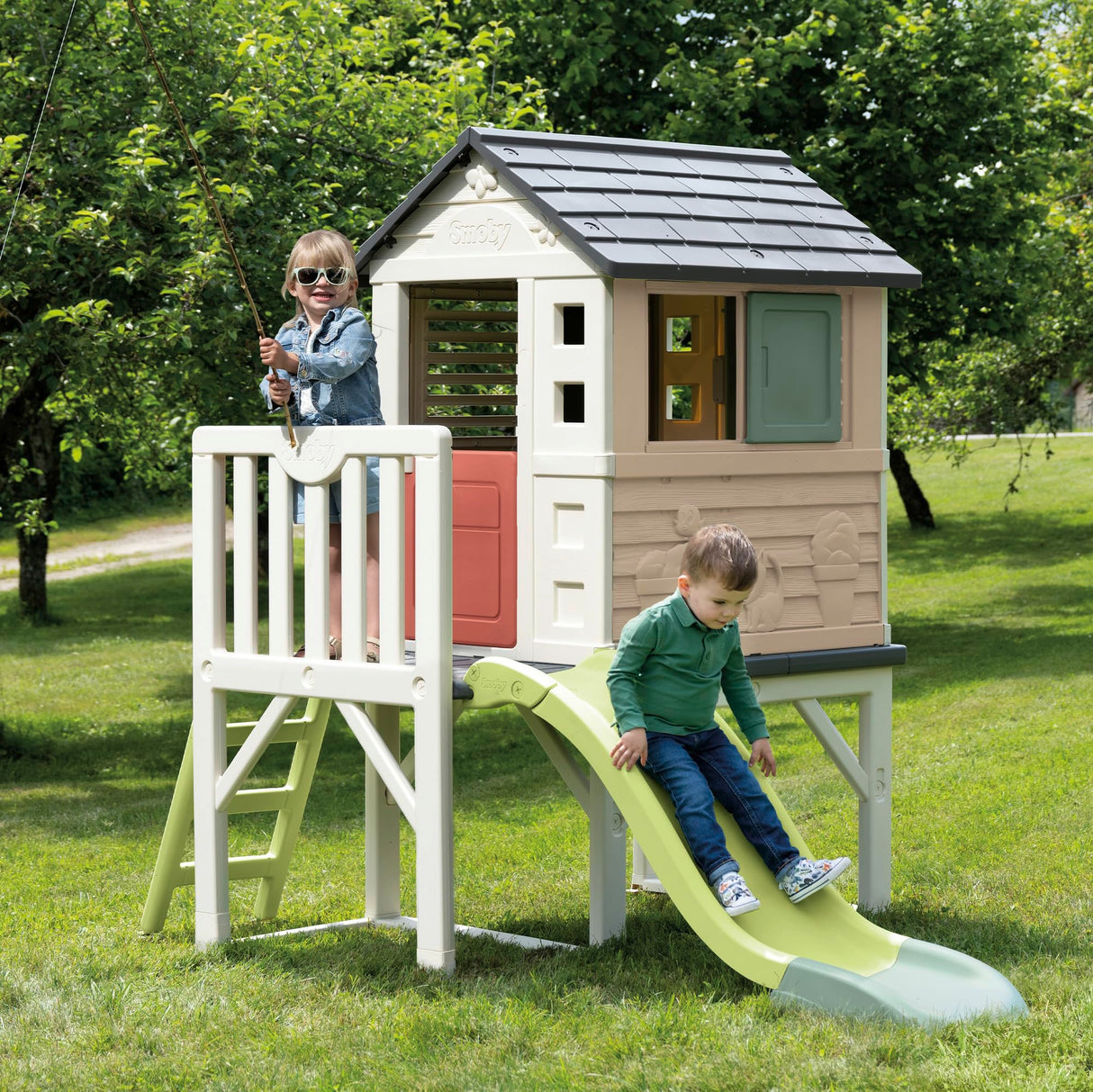 Smoby Life Casa de la Playa - Casita Exterior de Juegos con Plataforma 70 cm, tobogán, Ventanas, Puerta Baja, Escalera, contraventanas, protección Anti-UV, Material Reciclado,+2 años (7600810802)