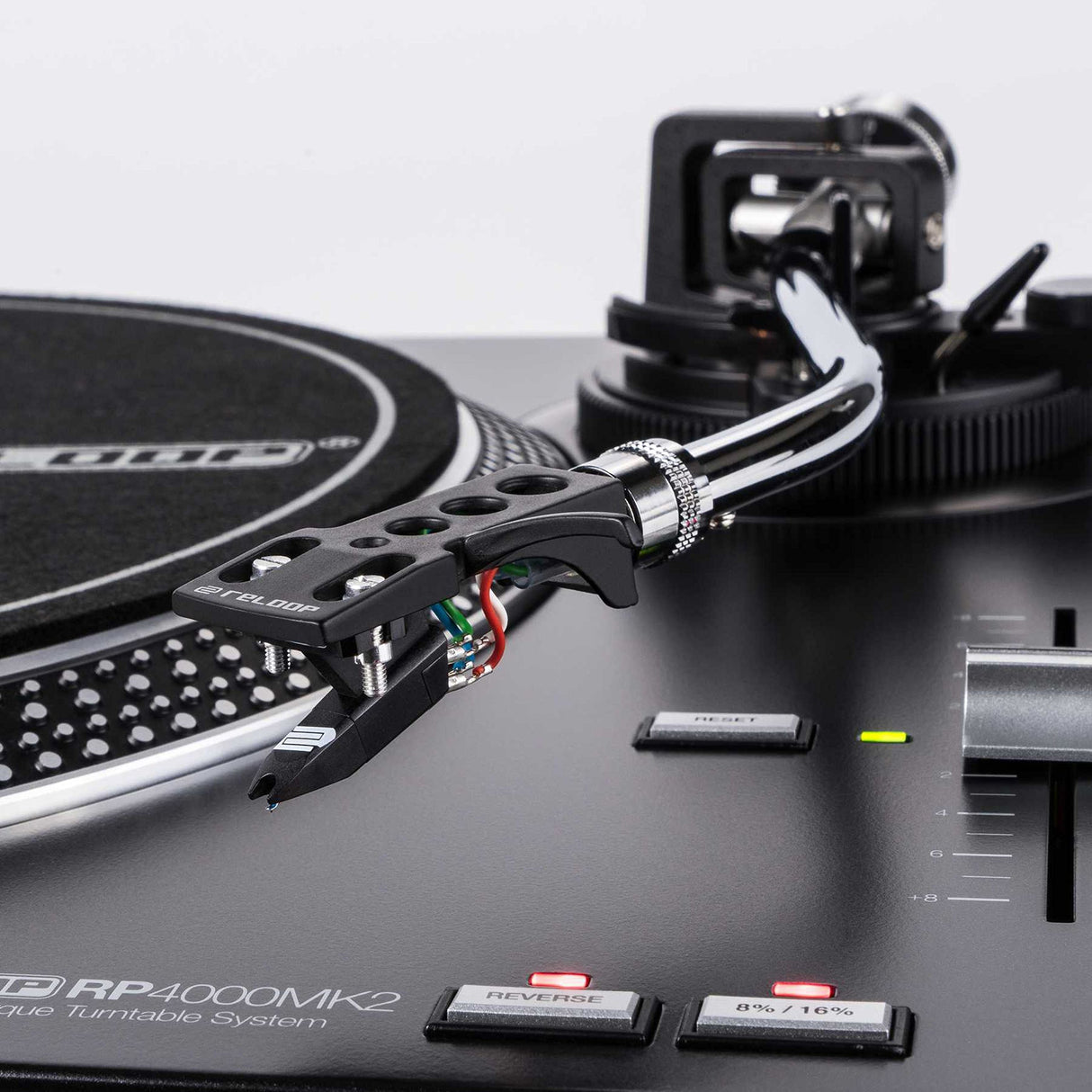 Reloop RP-4000 MK2 - Plato Giratorio de Cuarzo para DJ con accionamiento Directo de Alto par, Incluye Plato, Sistema de Toma OM Black, Casco, Alfombra de Deslizamiento y contrapeso, Negro