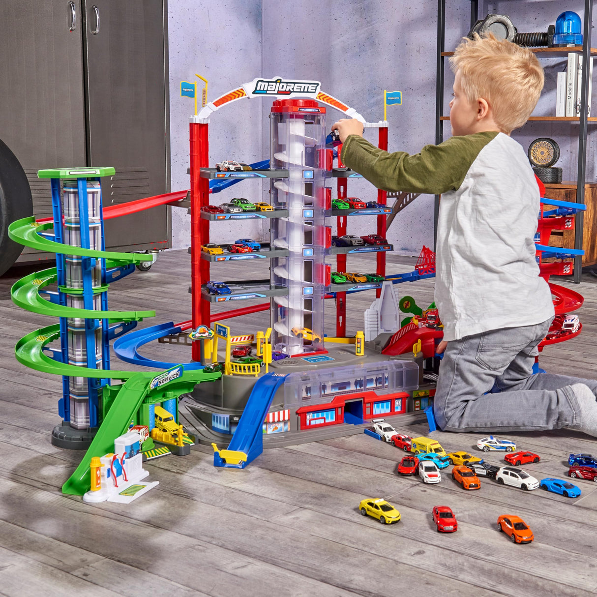 Majorette - Garaje Super City 7 Plantas, Incluye 6 Coches y Tren Motorizado con Luz y Sonido, para Niños a Partir de 5 Años - 128 x 78 x 73 cm