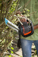 Tijeras cortasetos eléctricas PowerCut 700/65 de GARDENA: cortasetos con 700 W, cuchilla de 65 cm de longitud, separación entre dientes de 27 mm, mango ergonómico y protector contra impactos (9835-20)