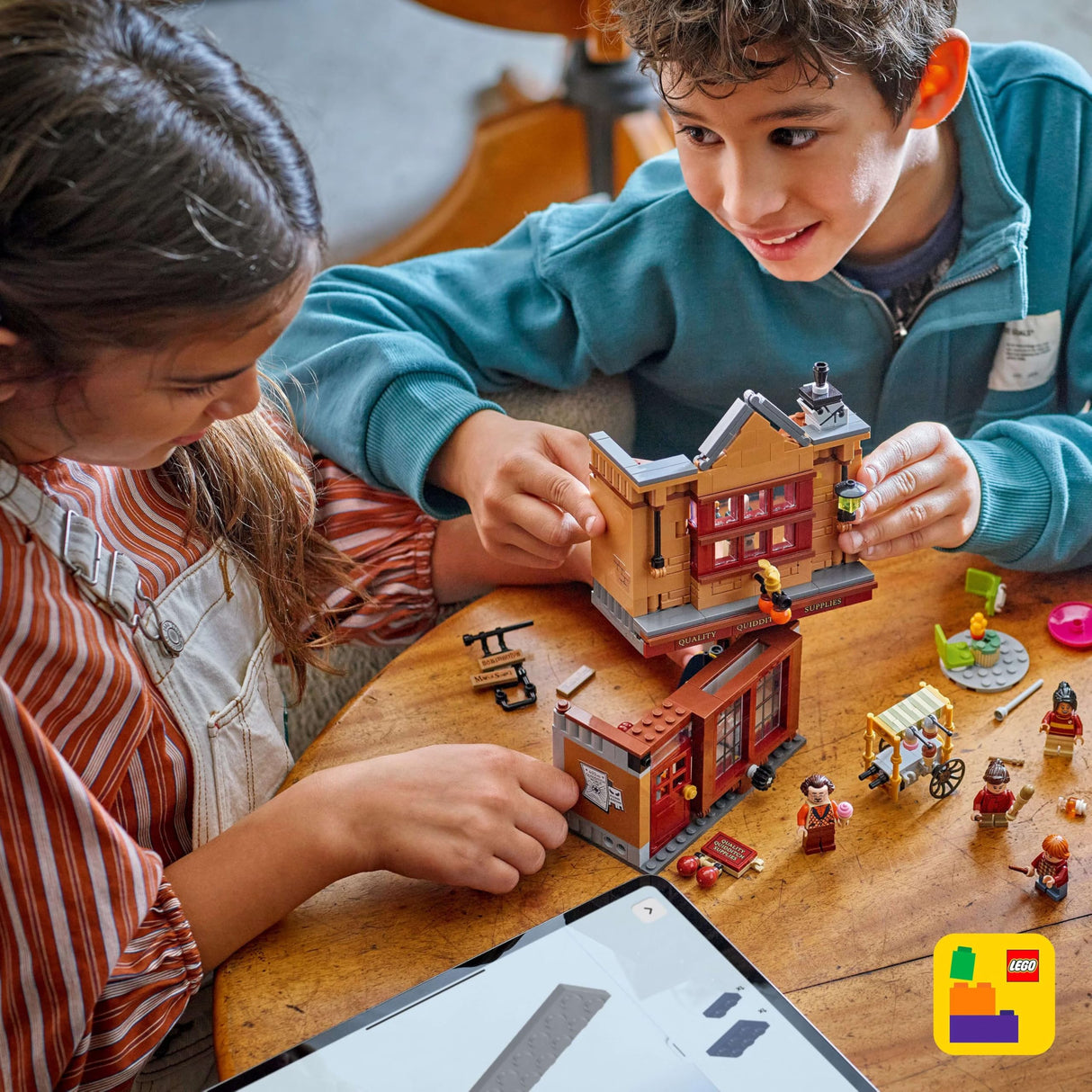 LEGO Harry Potter Artículos de Calidad para Quidditch y Heladería - Tiendas del Callejón Diagon de Juguete - 6 Minifiguras, Nimbus 2000 y Snitch Dorada - Regalo para Niños y Niñas de 8+ Años 76452