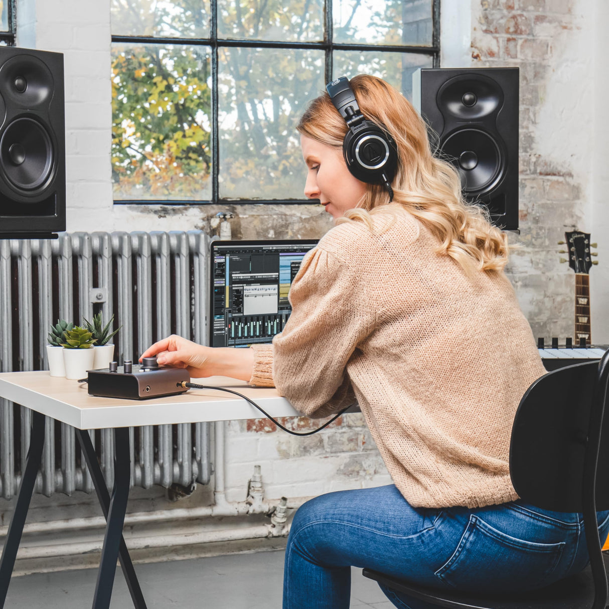 Interfaz de audio Audient iD4 MKII, Preamplificador de micrófono de consola clase A (USB-C de alta velocidad, mezcla de monitor y función de panorámica, compatible con Mac/PC/iOS), Negro