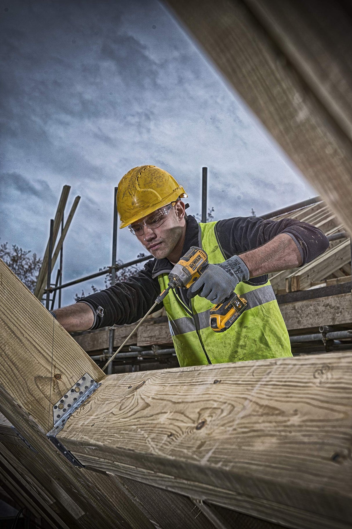 DEWALT DCF887P2-QW - Atornillador Impacto sin escobillas XR 18V, Portabrocas 1/4", Torque 205Nm, 2 baterías Li-Ion 5,0Ah, Maletín TSTAK, Negro Y Amarillo