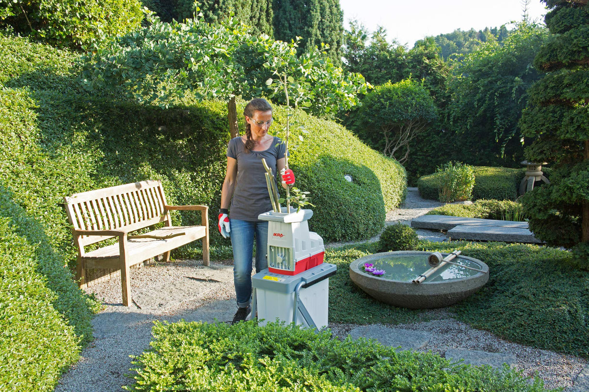 IKRA trituradora silenciosa eléctrica ILH 3000 A, diámetro de ramas a 44mm, 3000W de potente, incl. gafas de seguridad