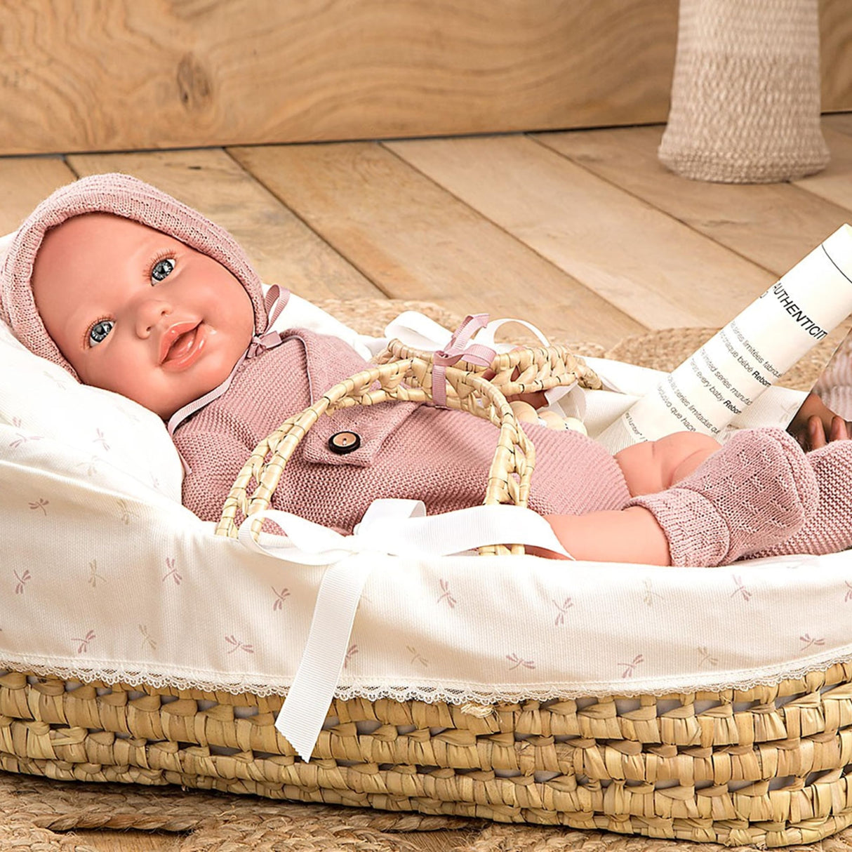 ARIAS - Muñeca Reborn Avana de 45 cm con Canastilla Mimbre, Bebé Realista con Ropita Rosa, Chupete y Chupetero, Extremidades de Vinyl y Cuerpo Blando, Juguete para Niños y Niñas +3 años (ARI98122)