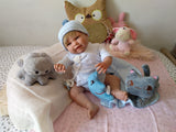 Bebè Reborn Kevin,Mide 52CM,Pesa 2,3KG,Vestido Y con COMPLEMENTOS DE UN Bebe DE Verdad.Vinilo DE Silicona,Mucha Movilidad,ROJECES,PLIEGUECITOS,CAIDA DE CABECITA.Modelos exclusivos.