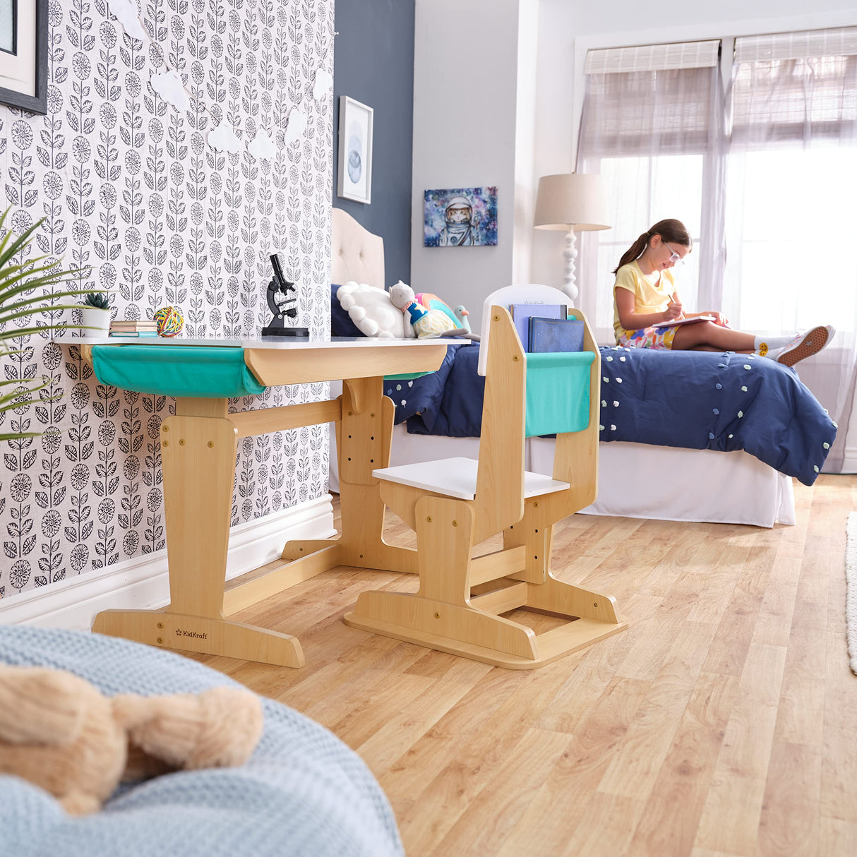 KidKraft Grow Together Mesa Escritorio y Silla Ajustables de Madera para niños con Bolsillo de Almacenamiento, Mesa y Silla Infantil, Muebles para Salas de Juego y Dormitorio de Niños (20307)