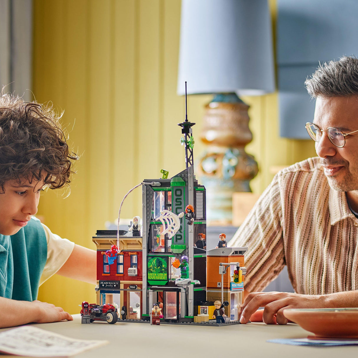 LEGO ǀ Marvel Spider-Man vs. Oscorp - Juguete Interactivo con Moto, 8 Minifiguras Inc. Miles Morales, Duende Verde y Spider-Woman - Regalo de Superhéroes para Niños de 10+ Años y Fans 76324