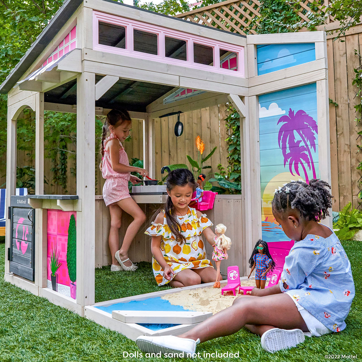 KidKraft Casita Infantil Barbie de Madera con Cocina de Juguete para Niños y Niñas, Casita de Juego para Exterior, Jardín o Patio con Tumbonas para Muñecas (P280192E), Exclusivo en Amazon