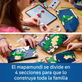 LEGO Family Momentos de Viaje, Manualidad y Actividad en Familia, Juguete de Construcción, Portafotos y Maqueta de Avión, Decoración Mapamundi para Salón, Regalo para Viajeros de 14 Años o Más 41838