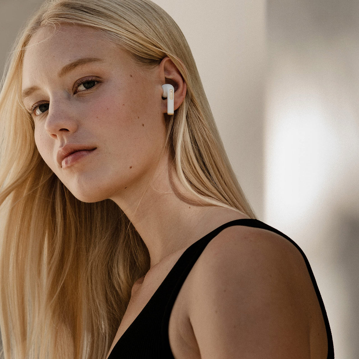Sudio N2 Pro - Auriculares intraurales Bluetooth con ANC, conexión multipunto, IPX4 Resistente, Carga USB-C e inalámbrica, micrófono, Tiempo de reproducción de 30 Horas con Funda de Carga (Blanco)