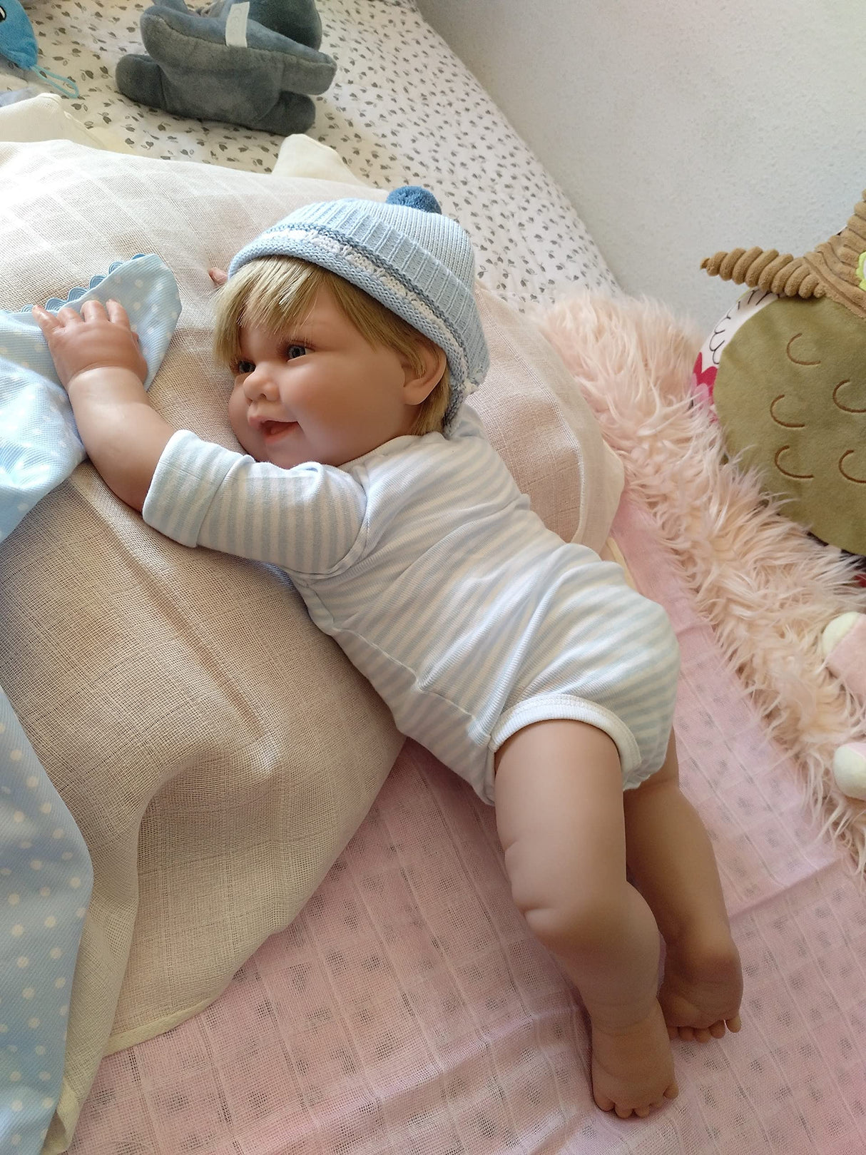 Bebè Reborn Kevin,Mide 52CM,Pesa 2,3KG,Vestido Y con COMPLEMENTOS DE UN Bebe DE Verdad.Vinilo DE Silicona,Mucha Movilidad,ROJECES,PLIEGUECITOS,CAIDA DE CABECITA.Modelos exclusivos.