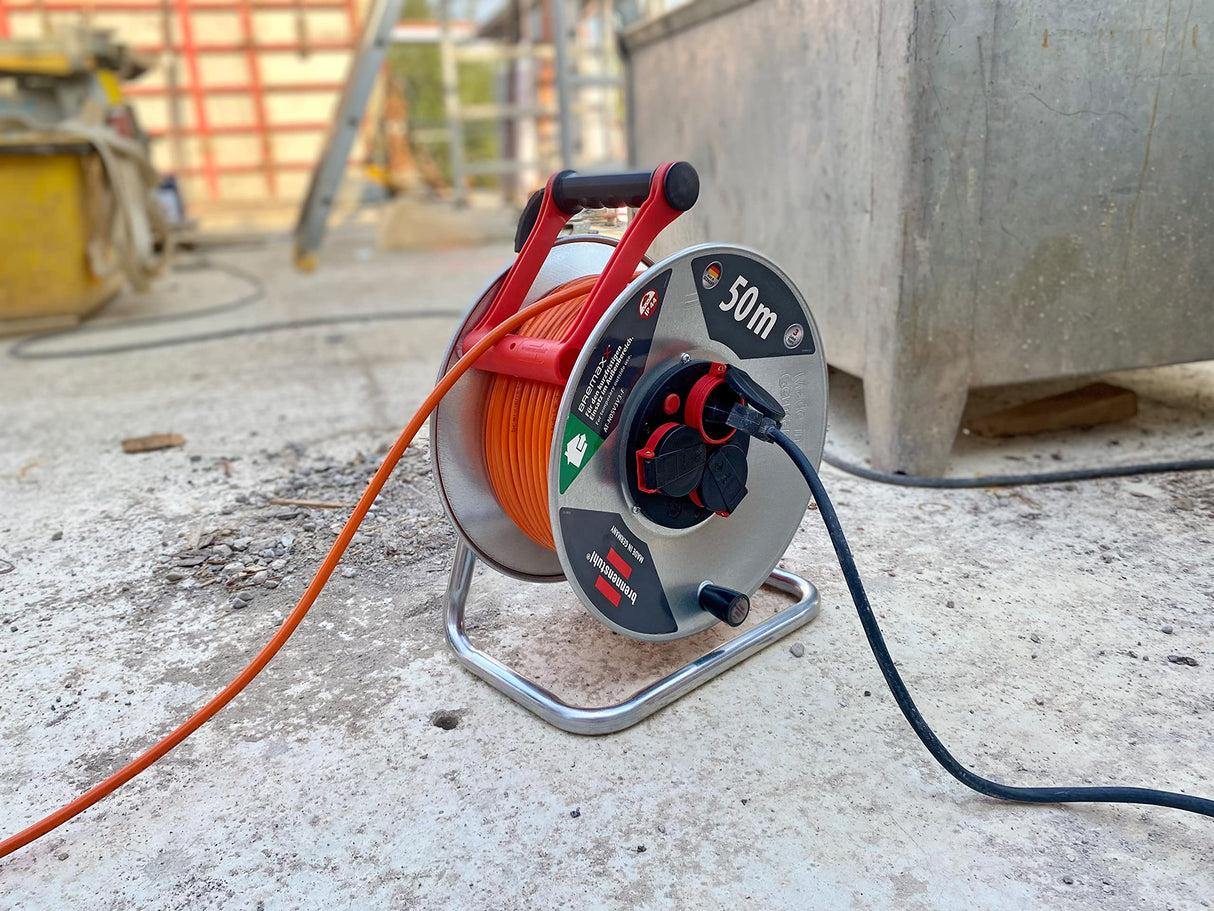 Brennenstuhl Garant S V2 IP44 - Carrete de cable para exteriores (50 m, fabricado en Alemania, cable negro, chapa de acero, uso a corto plazo en exteriores)