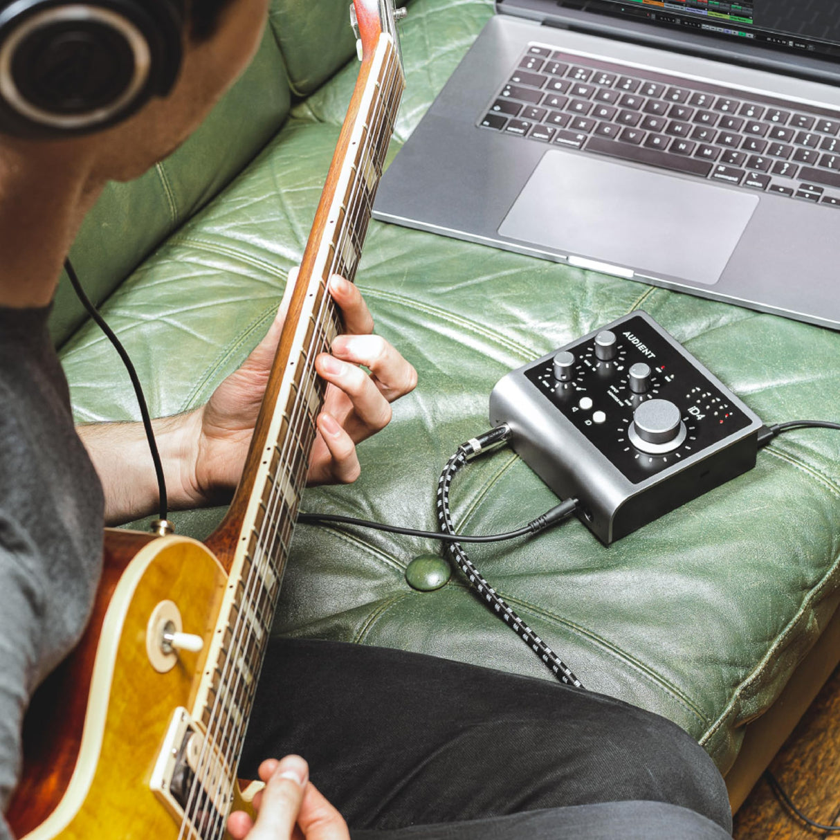 Interfaz de audio Audient iD4 MKII, Preamplificador de micrófono de consola clase A (USB-C de alta velocidad, mezcla de monitor y función de panorámica, compatible con Mac/PC/iOS), Negro