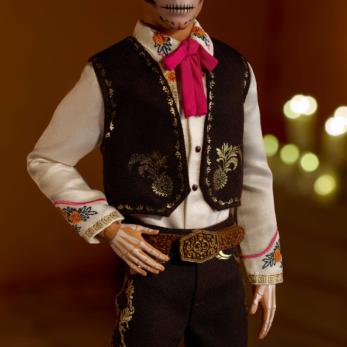 Barbie Signature, Día de Muertos 2025, muñeco Ken Coleccionable con Camisa Color Crema, Chaleco Negro y Pantalones, Sombrero y Maquillaje de Calavera, JBJ06