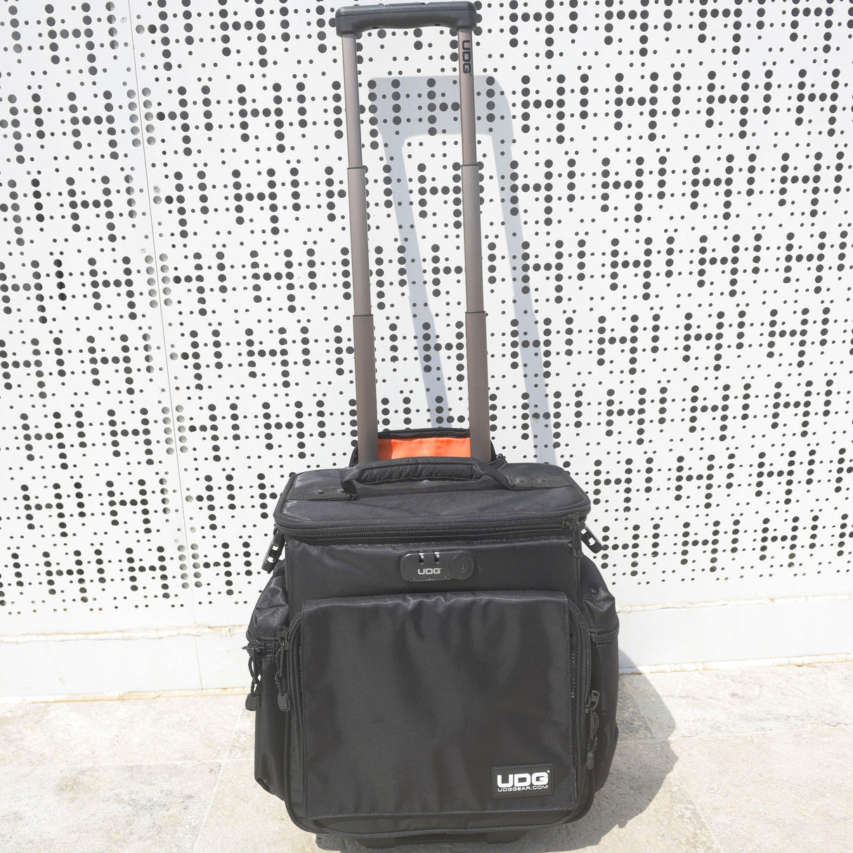 UDG U9981BL/OR Deluxe - Maletín con ruedas para dj (interior de color naranja), color negro