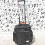 UDG U9981BL/OR Deluxe - Maletín con ruedas para dj (interior de color naranja), color negro