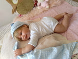 Bebè Reborn Kevin,Mide 52CM,Pesa 2,3KG,Vestido Y con COMPLEMENTOS DE UN Bebe DE Verdad.Vinilo DE Silicona,Mucha Movilidad,ROJECES,PLIEGUECITOS,CAIDA DE CABECITA.Modelos exclusivos.