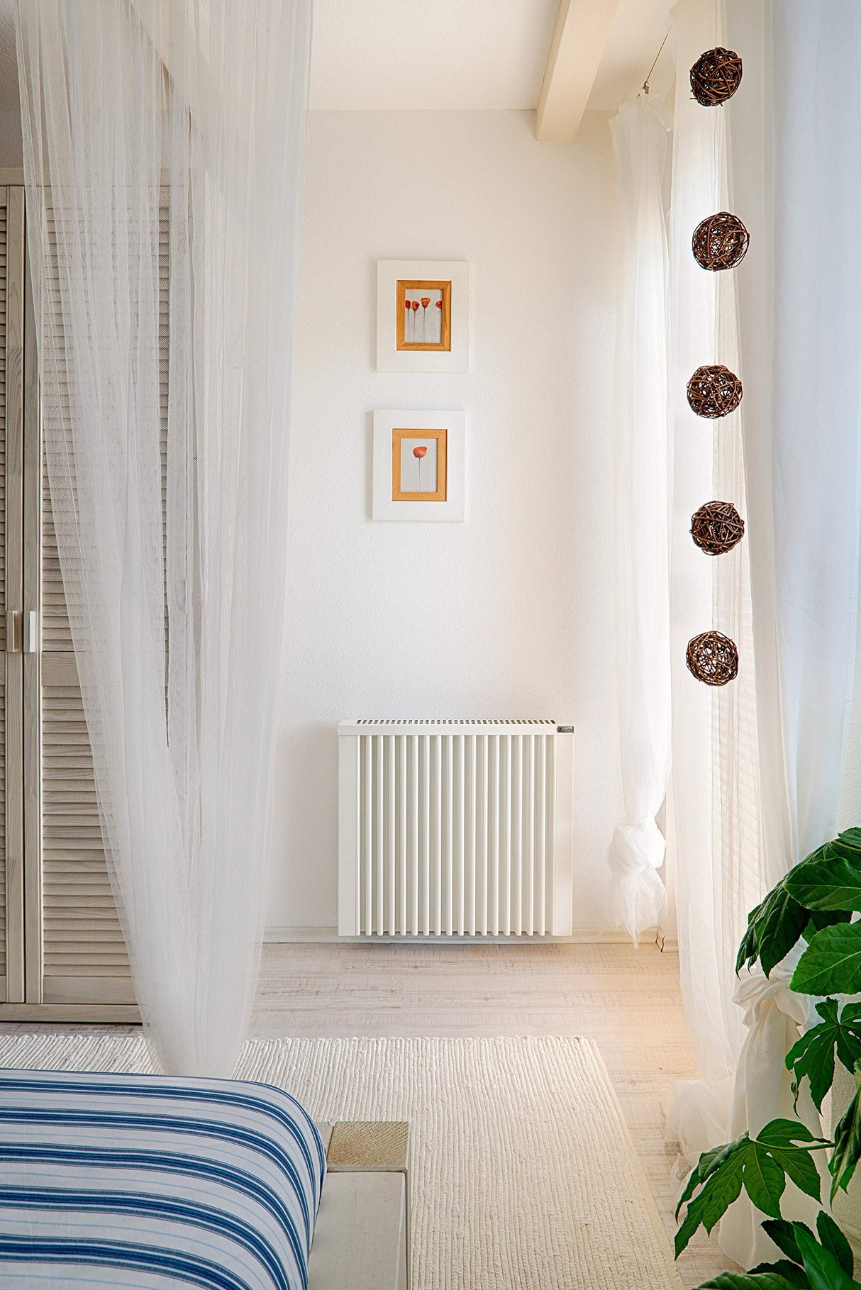 Calefacción eléctrica AeroFlow COMPACT 1300 con núcleo de arcilla refractaria,aplicación disponible con regulador con pantalla FlexiSmart,calefacción auxiliar eléctrica,15 años de garantía