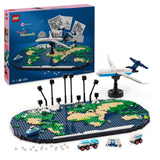 LEGO Family Momentos de Viaje, Manualidad y Actividad en Familia, Juguete de Construcción, Portafotos y Maqueta de Avión, Decoración Mapamundi para Salón, Regalo para Viajeros de 14 Años o Más 41838
