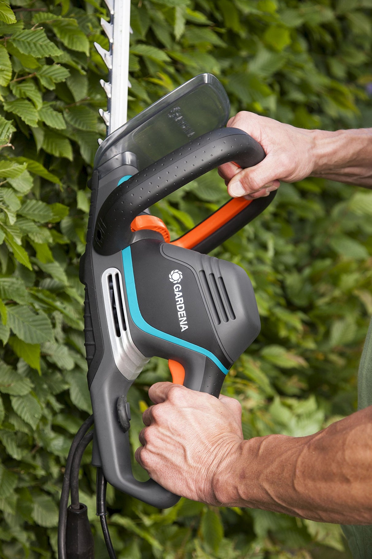 Tijeras cortasetos eléctricas PowerCut 700/65 de GARDENA: cortasetos con 700 W, cuchilla de 65 cm de longitud, separación entre dientes de 27 mm, mango ergonómico y protector contra impactos (9835-20)