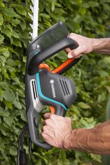 Tijeras cortasetos eléctricas PowerCut 700/65 de GARDENA: cortasetos con 700 W, cuchilla de 65 cm de longitud, separación entre dientes de 27 mm, mango ergonómico y protector contra impactos (9835-20)