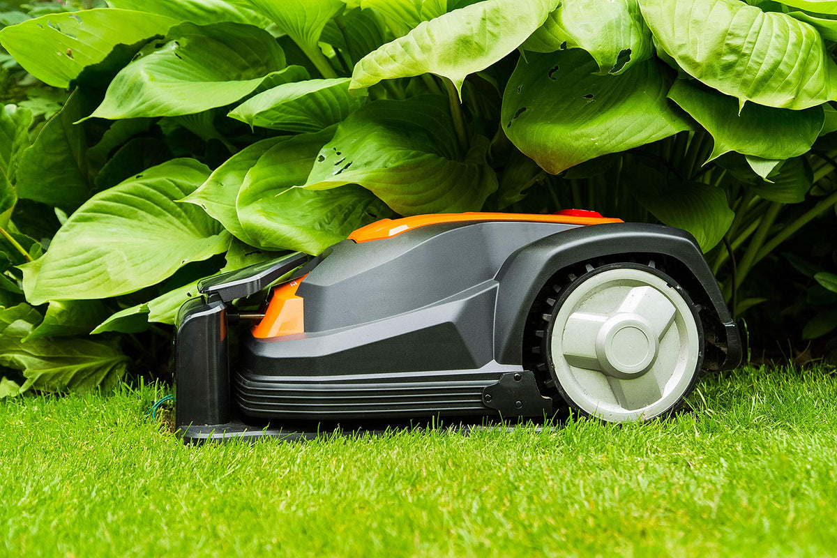 Yard Force Robot cortacésped SA900ECO, apto para céspedes de hasta 900 m2, función de corte de bordes, sensor de lluvia y motor sin escobillas, 28 V, negro/naranja