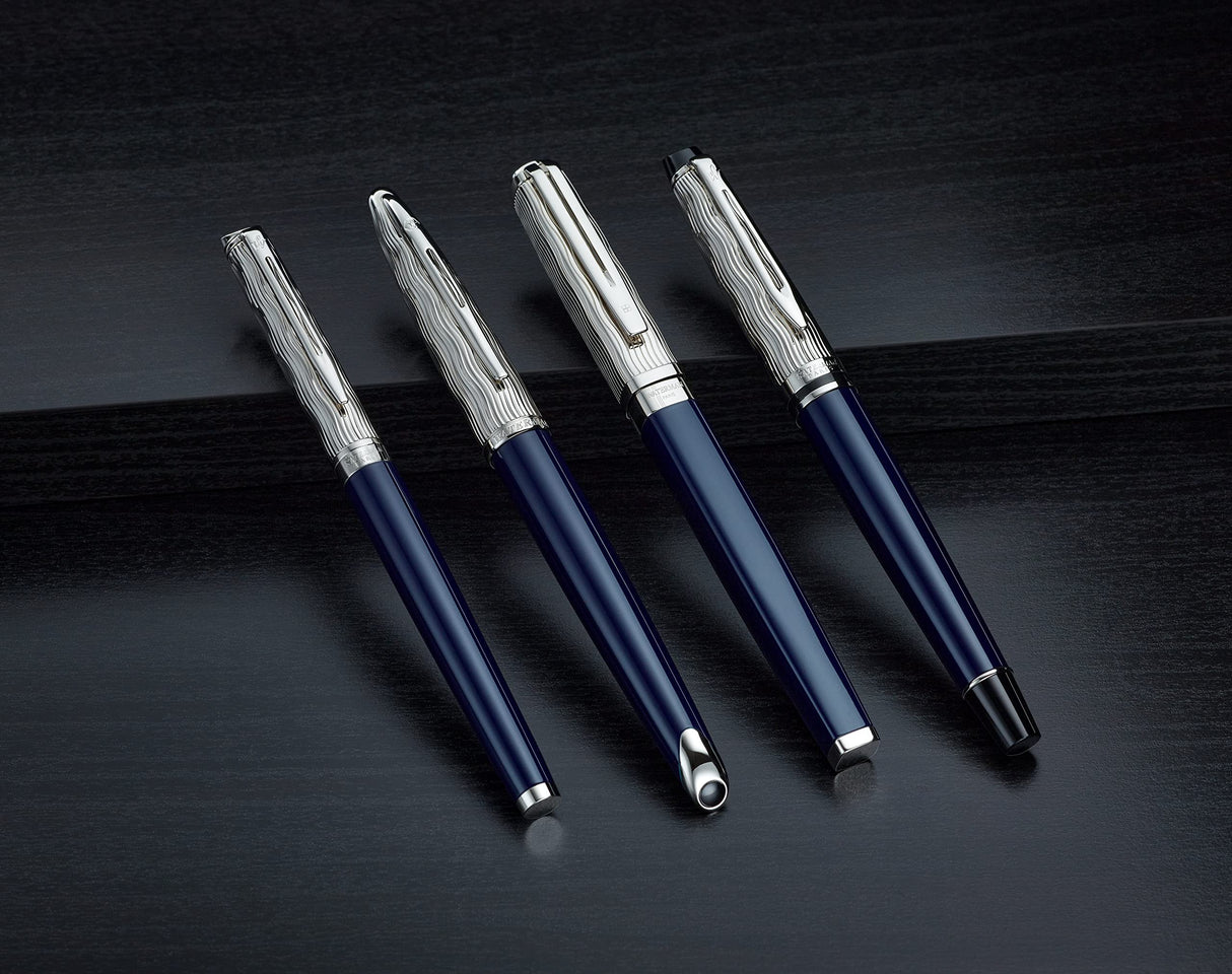Waterman Carène pluma estilográfica | Metalizada y lacada en azul | Capuchón labrado | Plumín mediano de 18 K | Tinta azul | Estuche de regalo