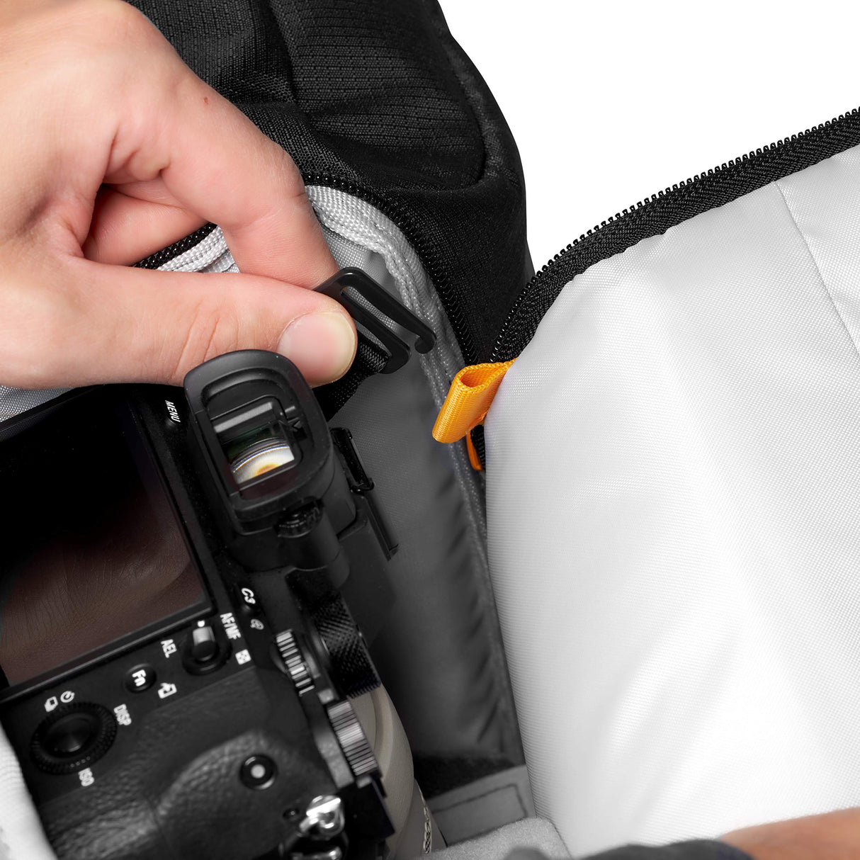 Lowepro Fastpack BP 250 AW III - Mochila para Cámara Refelx DSLR Sin Espejo, con Acceso QuickDoor, Compartimento Para Portátil de 13”, Para Cámaras Nikon D850, 300D Ripstop, Color Negro