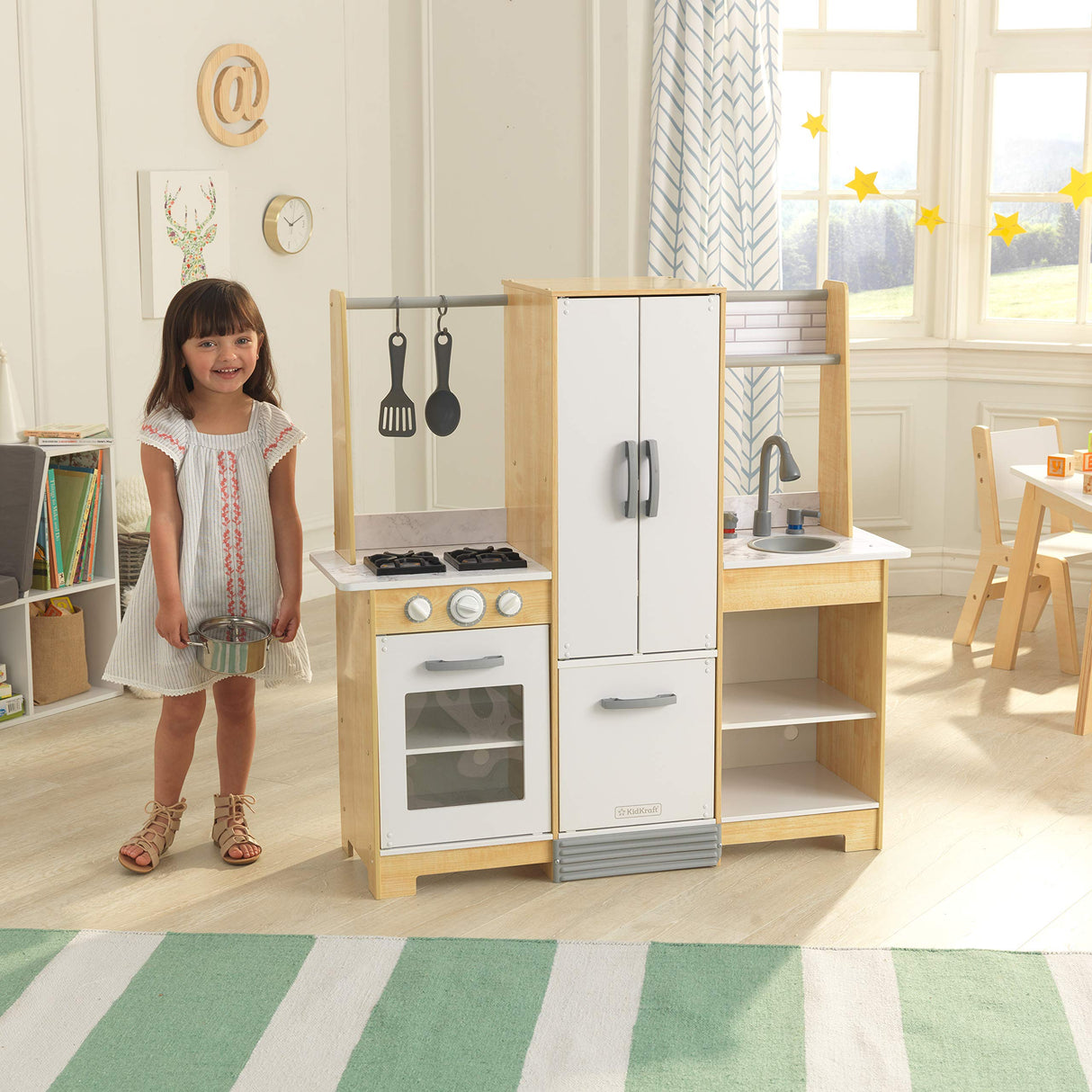 KidKraft Cocina de juguete Modern-Day de madera para niños con EZ Kraft Assembly con accesorios de juego incluidos, juguetes niños y niñas 3+ años (53423)