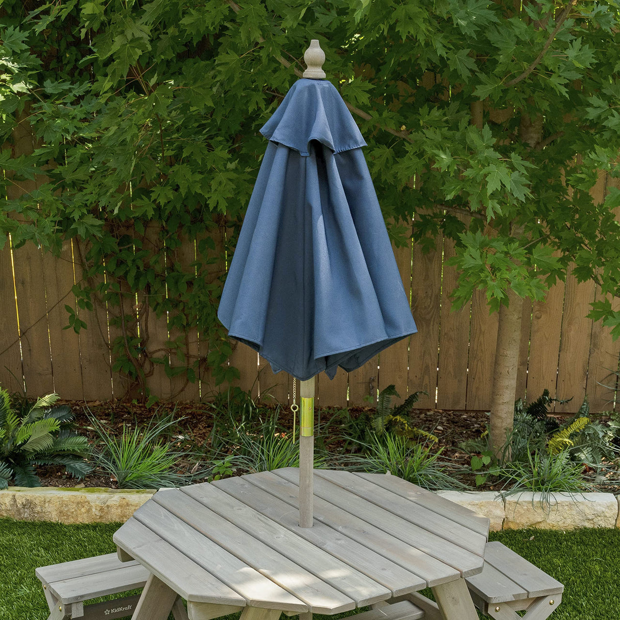 KidKraft Octagon Conjunto jardín de Mesa, taburetes y sombrilla de Madera para niños, Mesa y sillas jardín, Patio, terrazza, Muebles Exteriores al Aire Libre (20176), Exclusivo en Amazon