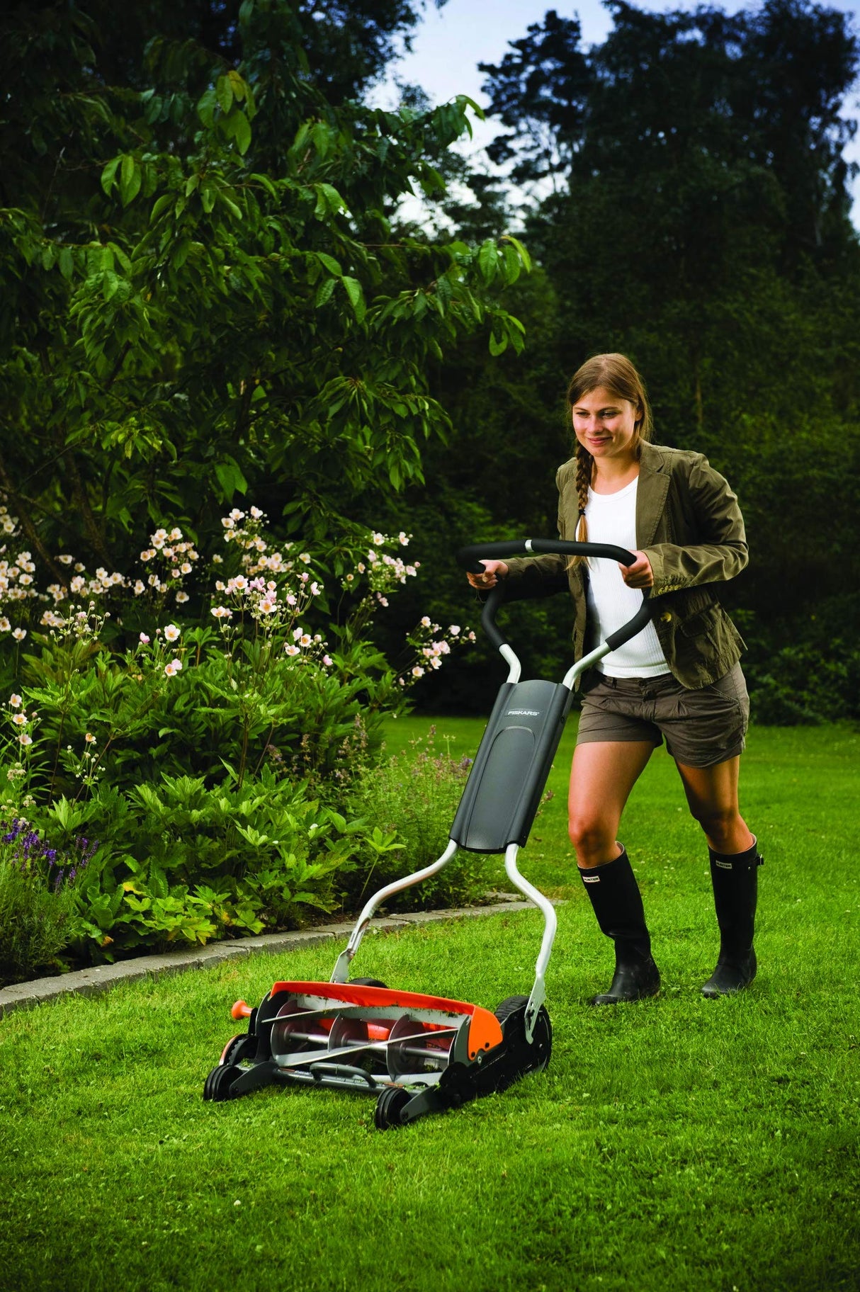 Fiskars Cortacésped StaySharp Max, Cortacésped con sistema de corte sin contacto, Ancho de corte: 46 cm, Negro/Naranja/Plata, 1000591