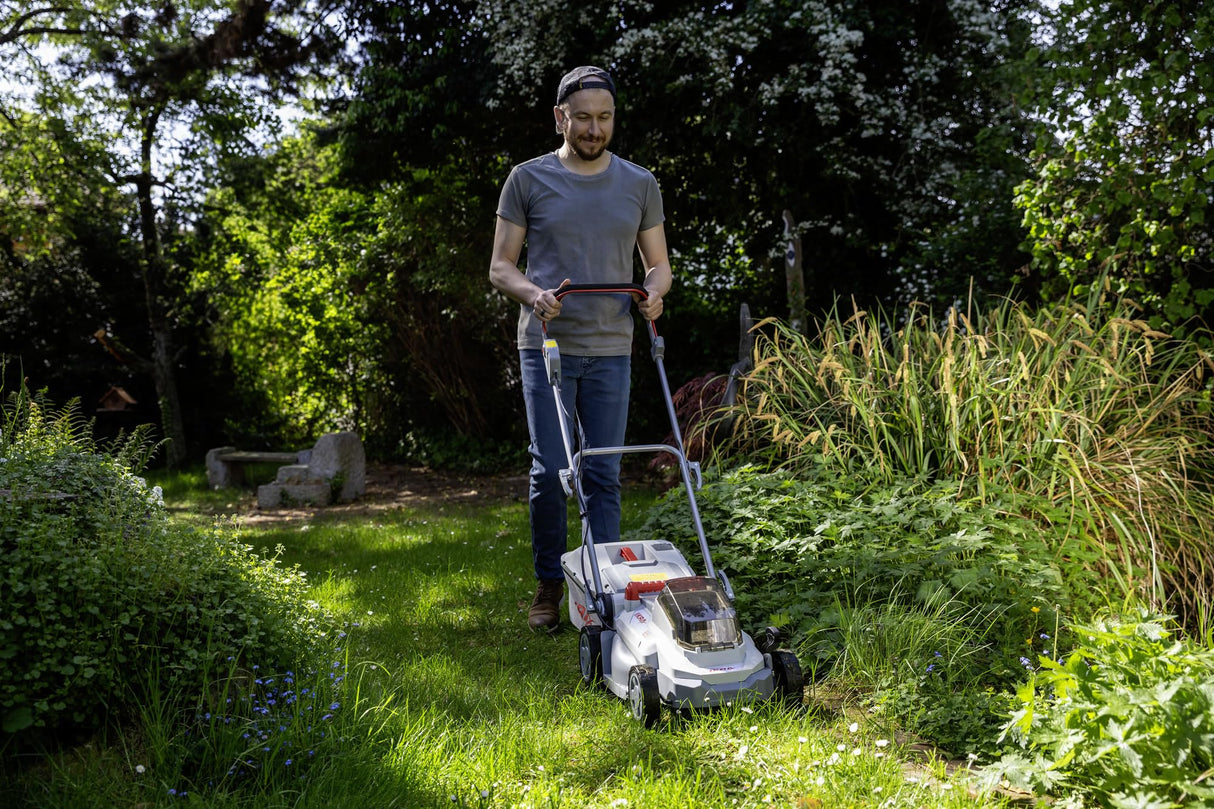IKRA cortacésped Mulching ICM 2033 con 2X batería y Cargador, Ahorro de Espacio, Superficies de césped de hasta 150m²