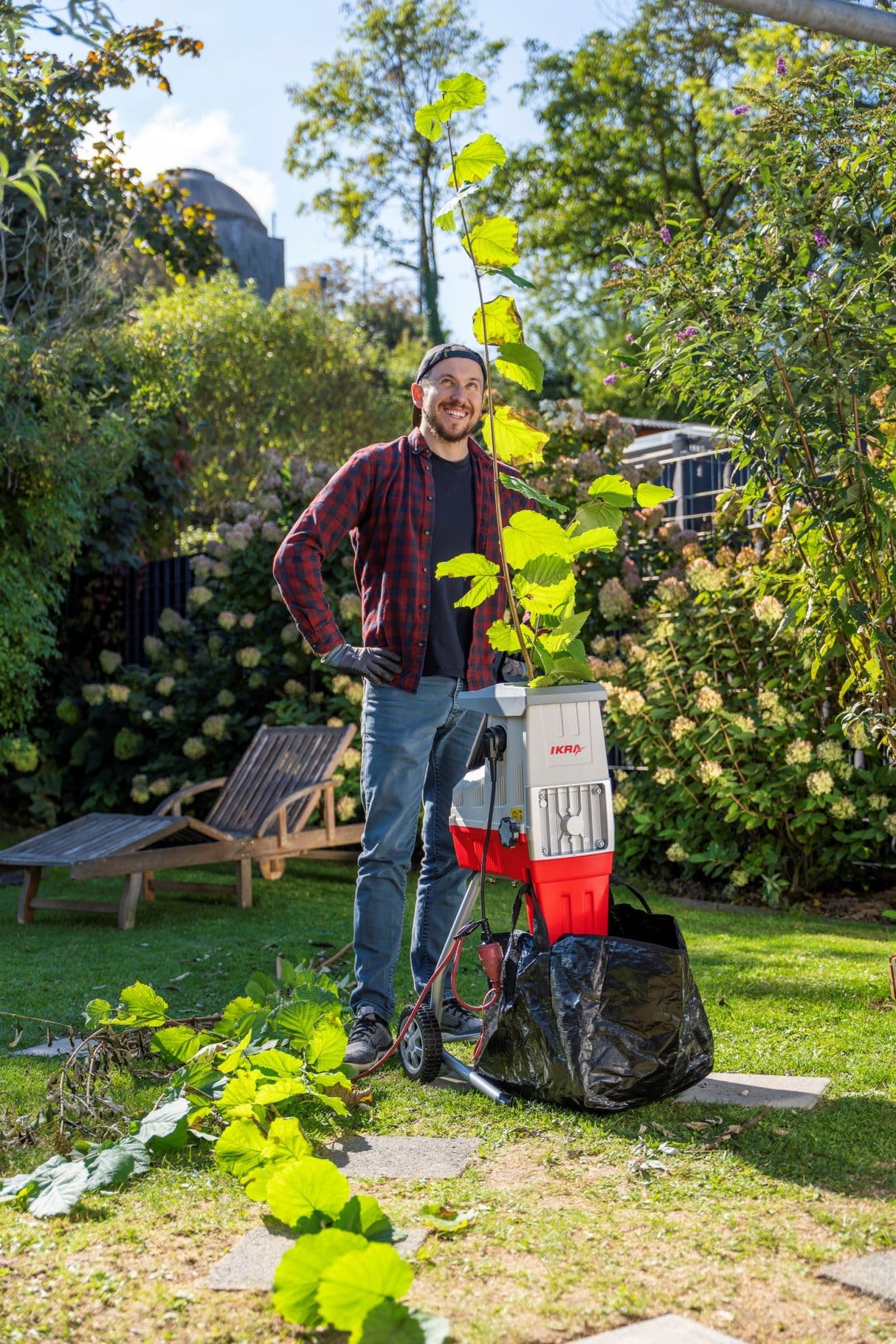 IKRA trituradora eléctrica de jardín ILH 3000 S, potente 3000 W, grosor de ramas de hasta 44 mm, incl. bolsa colectora de 45 l