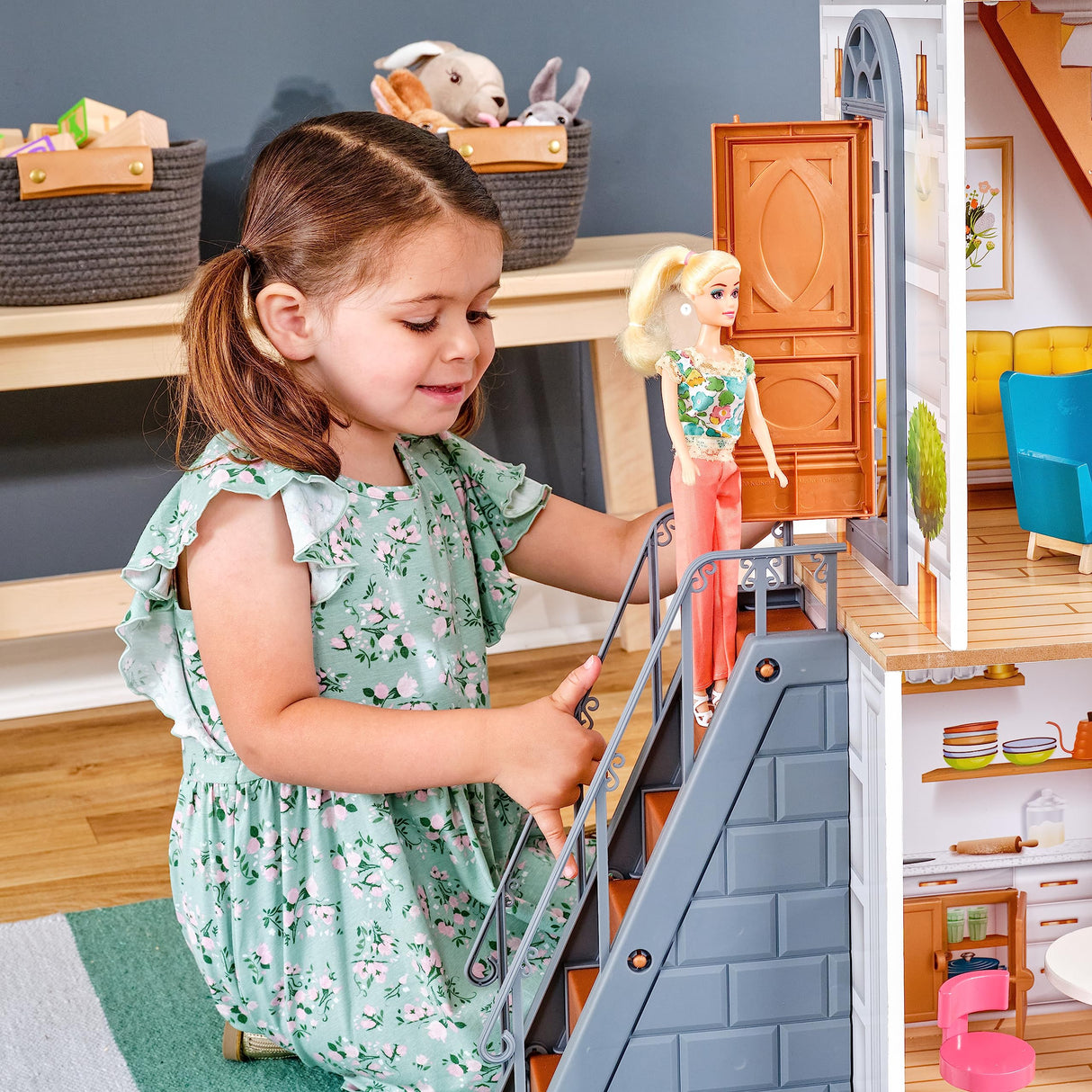 KidKraft Casa de muñecas de Madera Rowan con Muebles y Accesorios incluidos, Casita de Juguete con terraza, 4 Niveles de Juego, Juguetes niños y niñas Desde 3 años (10238)
