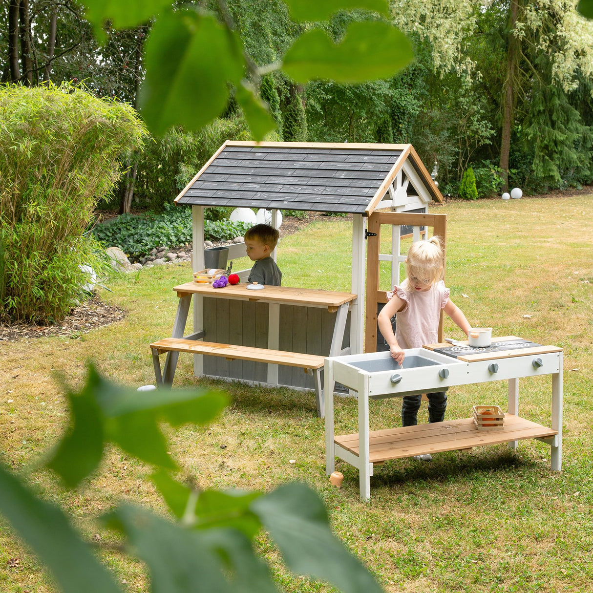 roba Ampliación de Cocina para casa de Juegos – Cocina Infantil al Aire Libre Blanco y marrón con Barbacoa y Placas de cocción – Accesorios para casa de Juegos de jardín a Partir de 18 Meses – con
