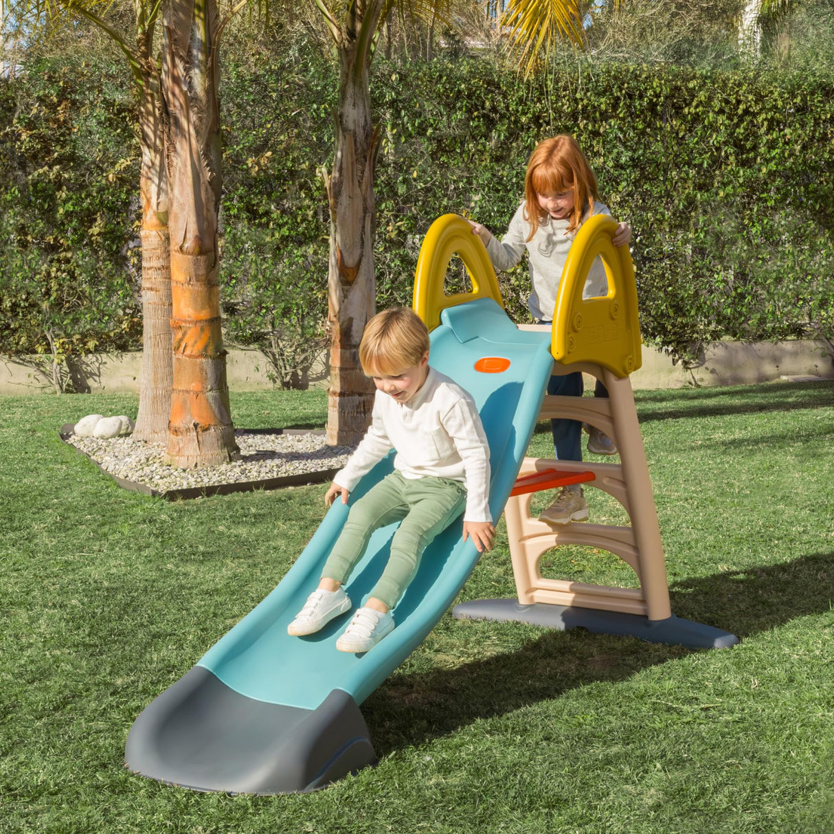 FEBER Mega Casual Water Slide, Tobogán para Jardín para Usar con Agua, Conecta una Manguera Externa, Escaleras Antideslizantes, Colores Resistentes, Fácil Montaje, +1 año, Famosa (FEL11000)
