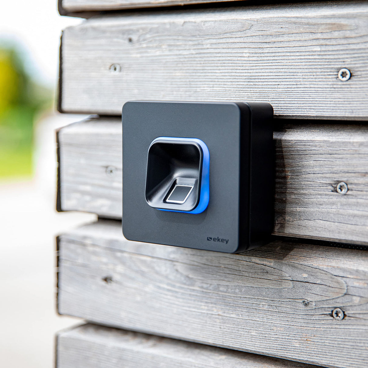 EKEY 203706 Set de Lector de Huellas xLine Negro con Marco de plástico Negro, Carcasa de Pared, centralita, Solución de Acceso para Montaje de Pared, 0,4 W, 12-24 V, Lector de Huellas Negro