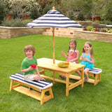 KidKraft Conjunto jardín de Mesa y 2 Bancos de Madera para niños con sombrilla y Cojines, Muebles para terrazza, Patio y Exterior al Aire Libre (00106)
