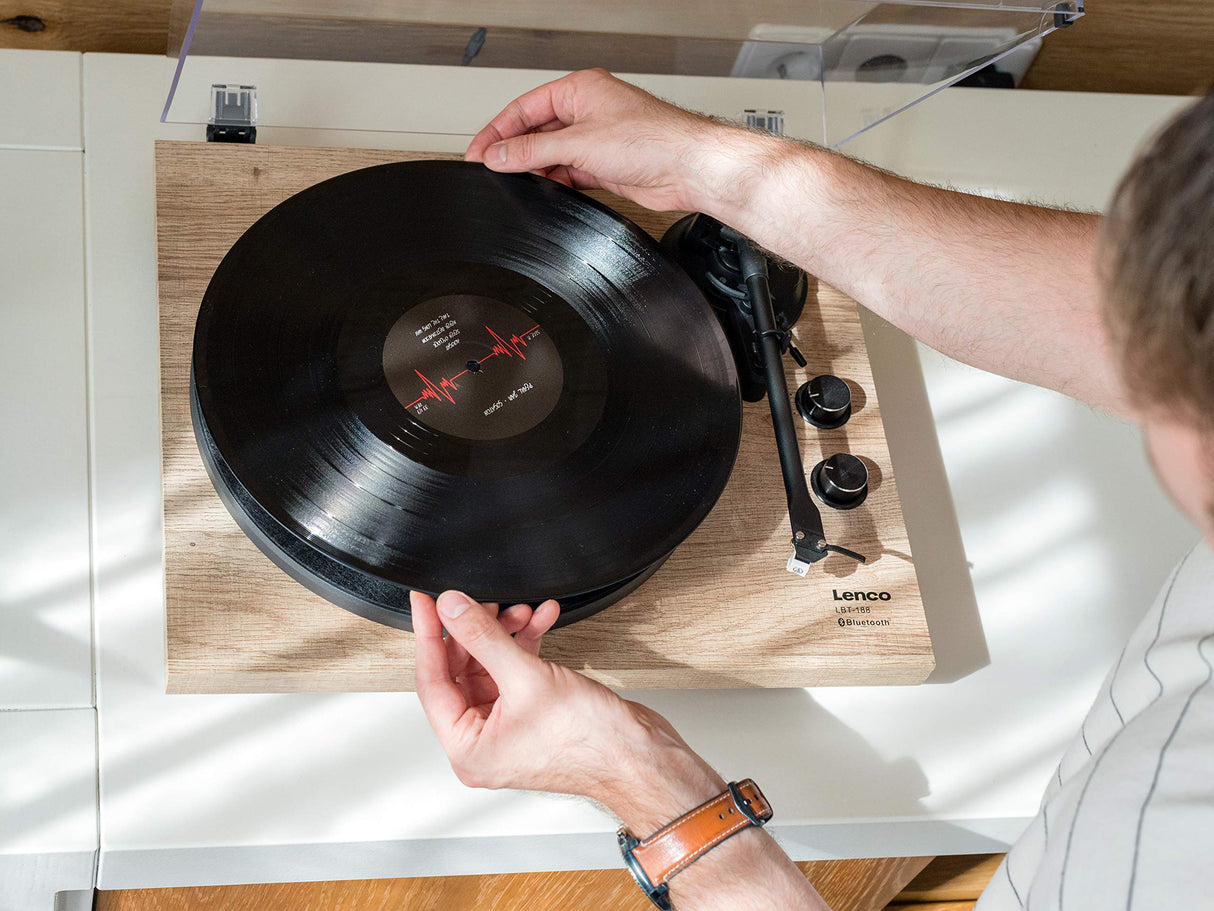 Lenco LBT-188 Tocadiscos Bluetooth® - admite Salidas de RCA y USB - 2 velocidades 33 RPM y 45 RPM - preamplificador - carcasa de MDF - transmisión por correa - madera natural