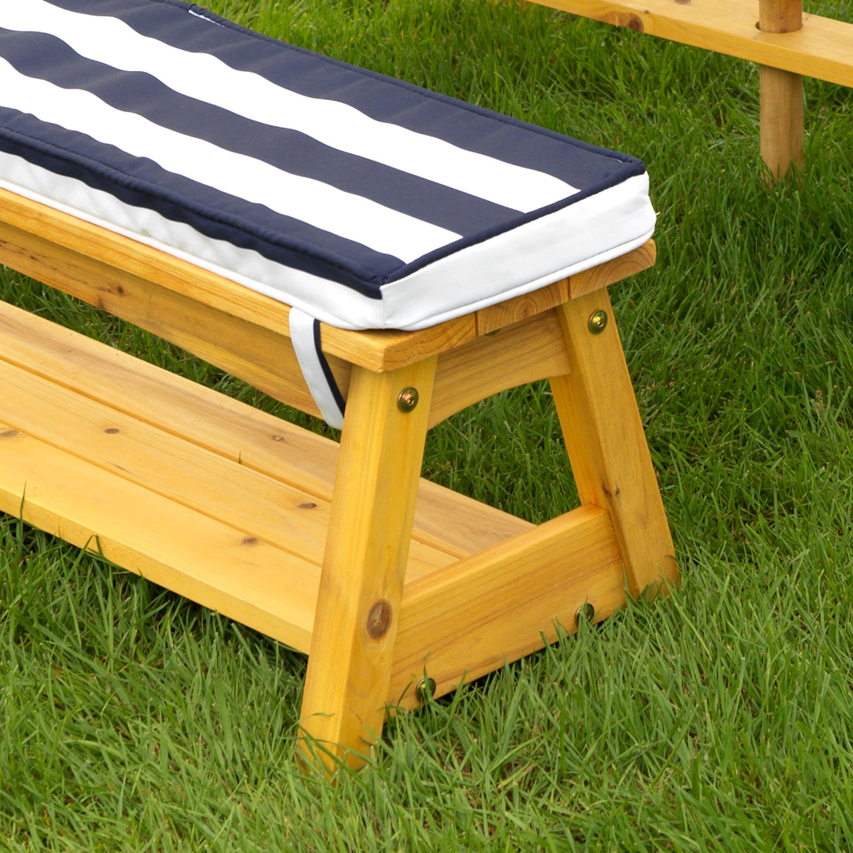 KidKraft Conjunto jardín de Mesa y 2 Bancos de Madera para niños con sombrilla y Cojines, Muebles para terrazza, Patio y Exterior al Aire Libre (00106)