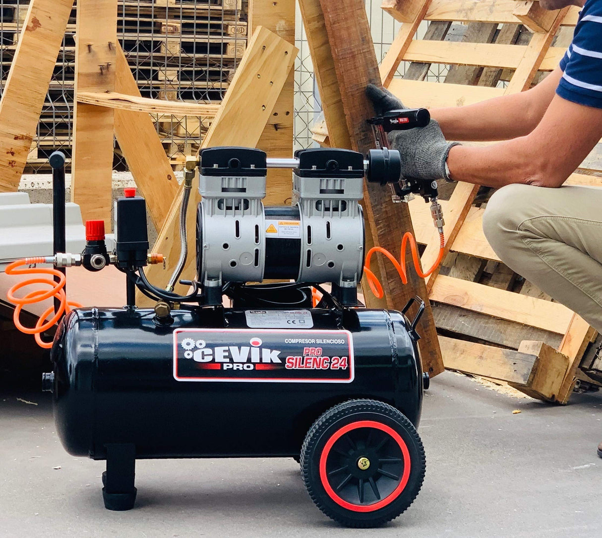 CEVIK PRO - CA-PRO24SILENC - Compresor Aire Silencioso - 62 dB - 24L - 1.5HP - Máx 8 Bar - 150 l/min - Sin Aceite - Dos Salidas de Aire - Compacto y Portátil - Compresor de Pintura y Neumática
