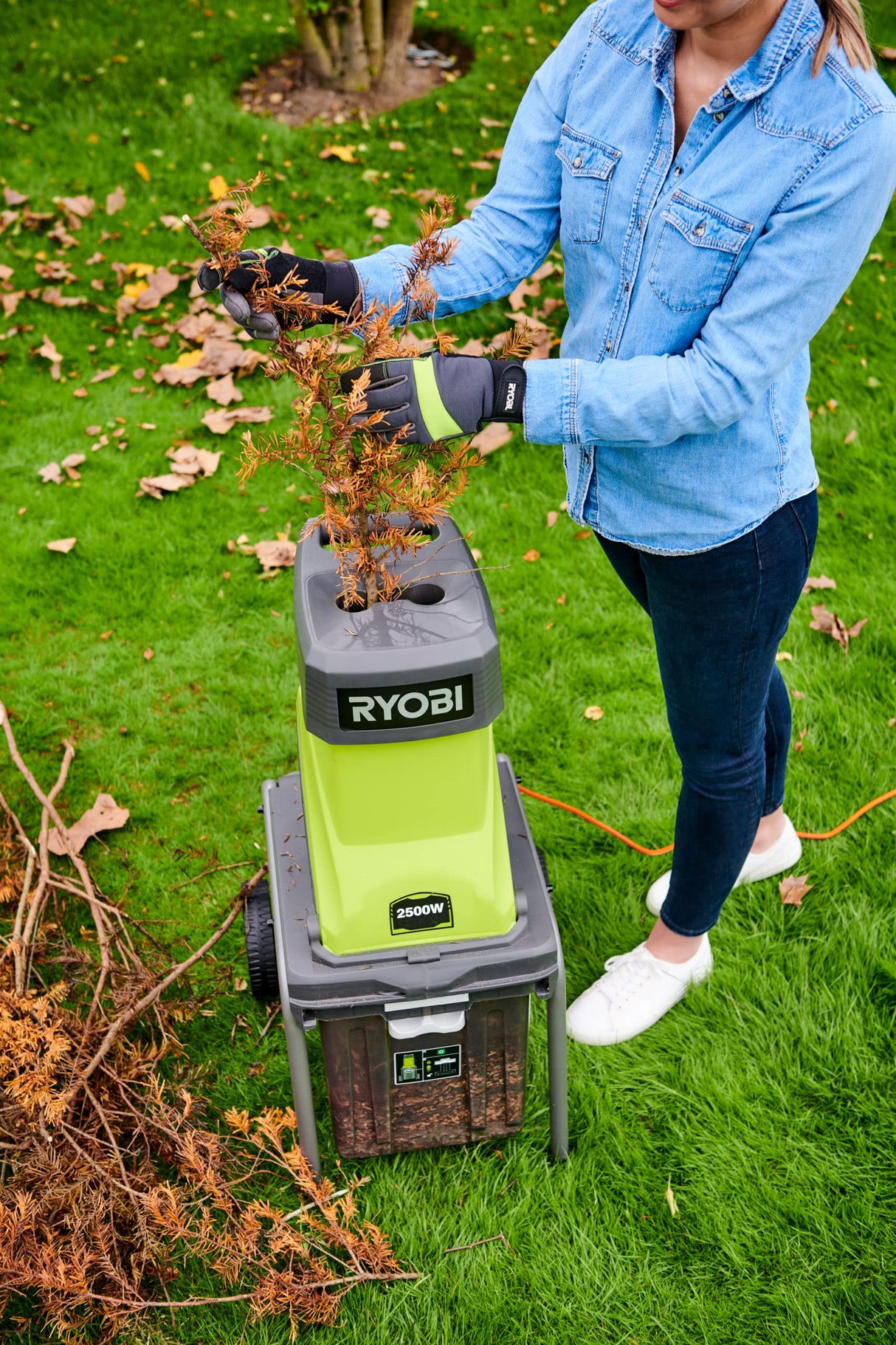RYOBI - Biotrituradora de Cable 220V, 2500W con Ruedas - Ø máx. Rama 45mm - Cuchillas Reversibles - Protección de Sobrecarga - Capacidad 120kg/h - Recogedor 40L, Empujador - RSH2545B