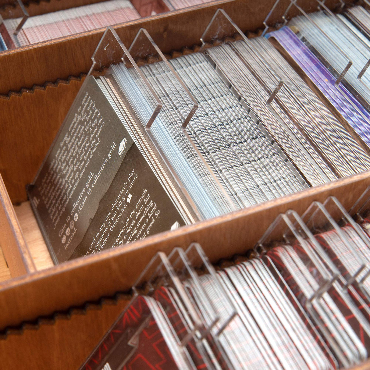 SMONEX Organizador de madera y tableros de cuatro jugadores compatibles con el juego de mesa Gloomhaven, caja adecuada para almacenar todas las expansiones Gloomhaven, insertar y almacenar