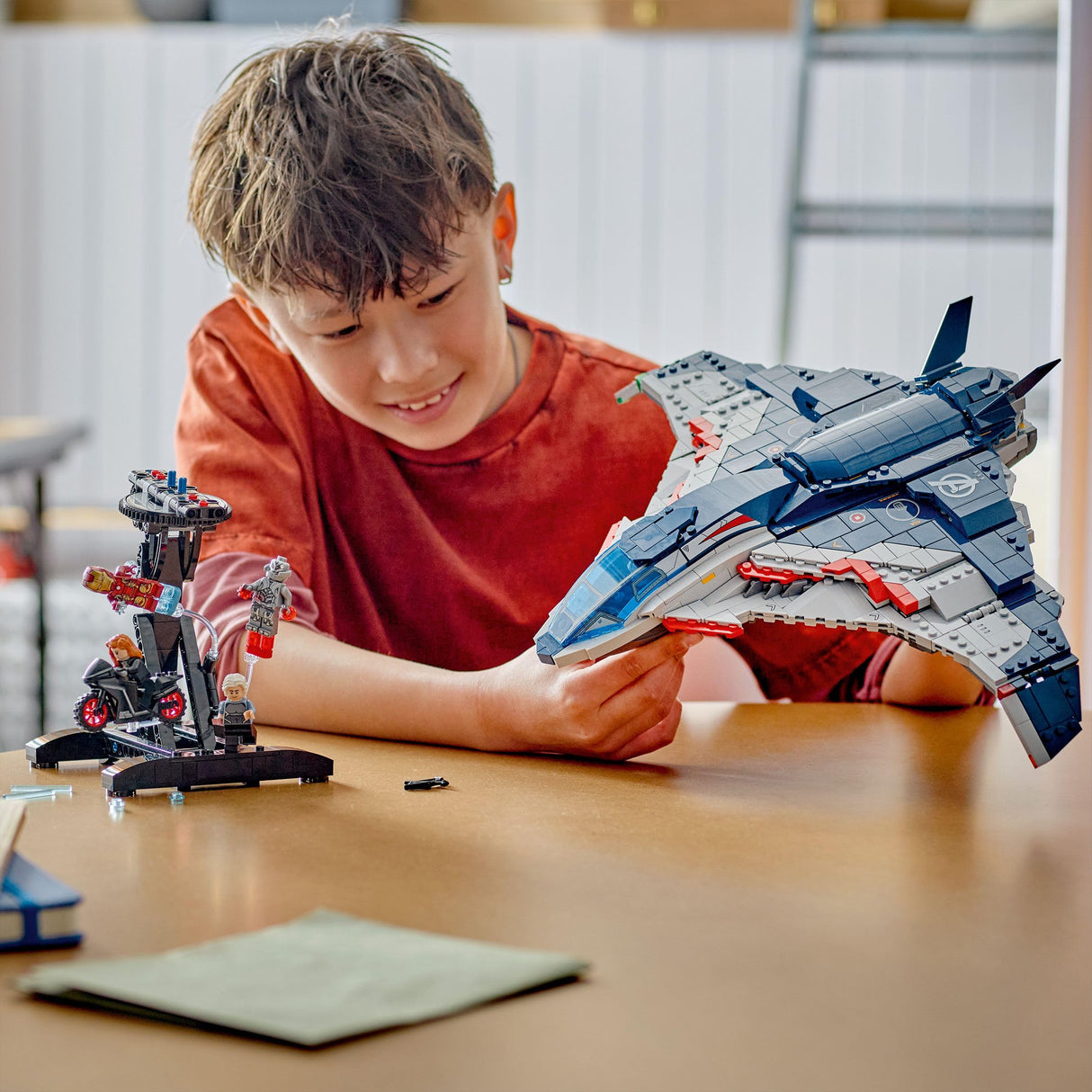 LEGO Marvel Quinjet de Vengadores: La Era de Ultrón - Avión de Juguete de Superhéroes con Moto y 5 Minifiguras inc. Iron Man, Viuda Negra y Ojo de Halcón - Regalo para Niños y Chicos de 12+ Años 76325