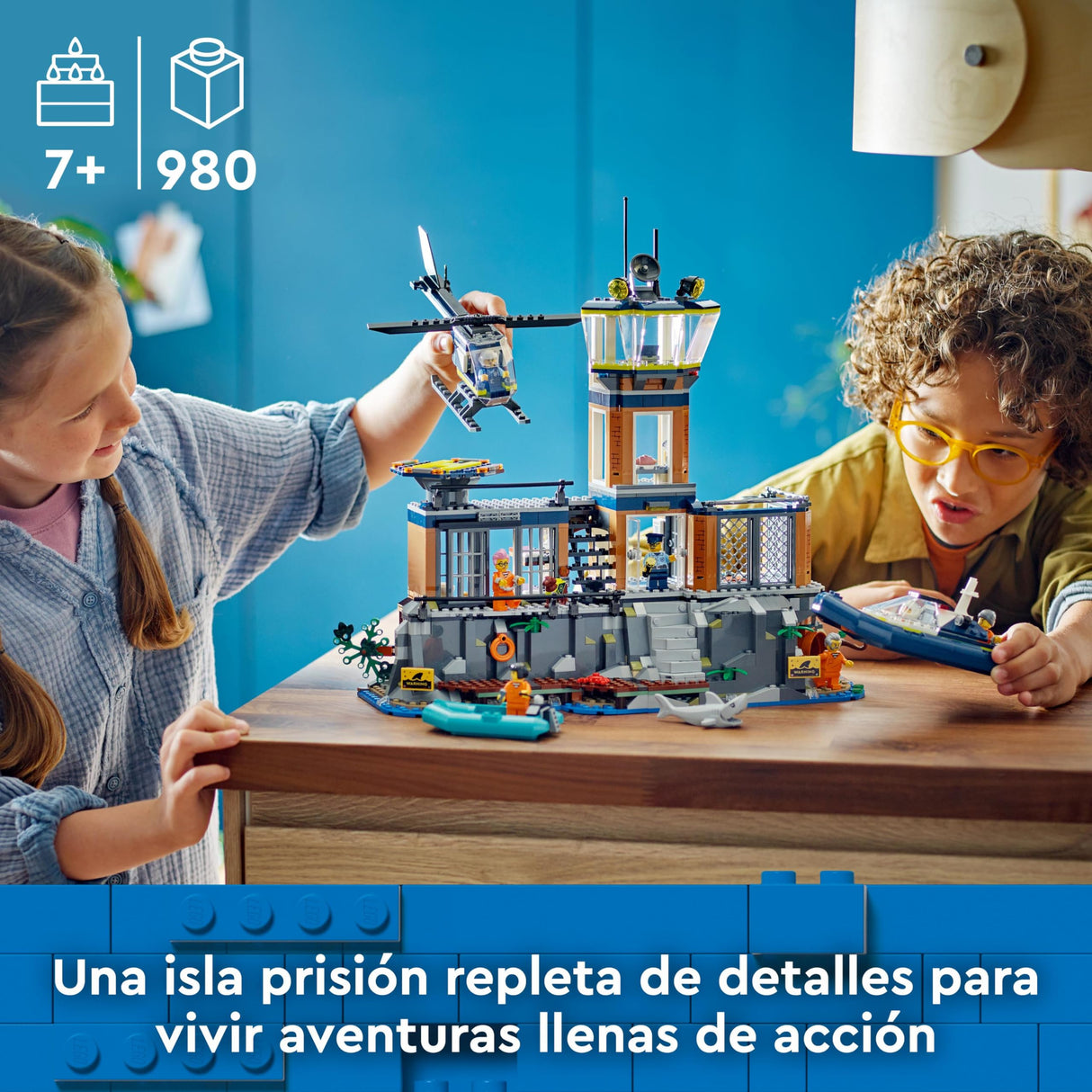 LEGO City Isla Prisión de la Policía, Regalo de Cumpleaños para Niños y Niñas de 7 Años o Más, Helicóptero, Barco, Lancha y Cárcel de Juguete, 7 Minifiguras y Figuras de Animales Perro y Tiburón 60419