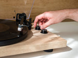 Lenco LBT-188 Tocadiscos Bluetooth® - admite Salidas de RCA y USB - 2 velocidades 33 RPM y 45 RPM - preamplificador - carcasa de MDF - transmisión por correa - madera natural