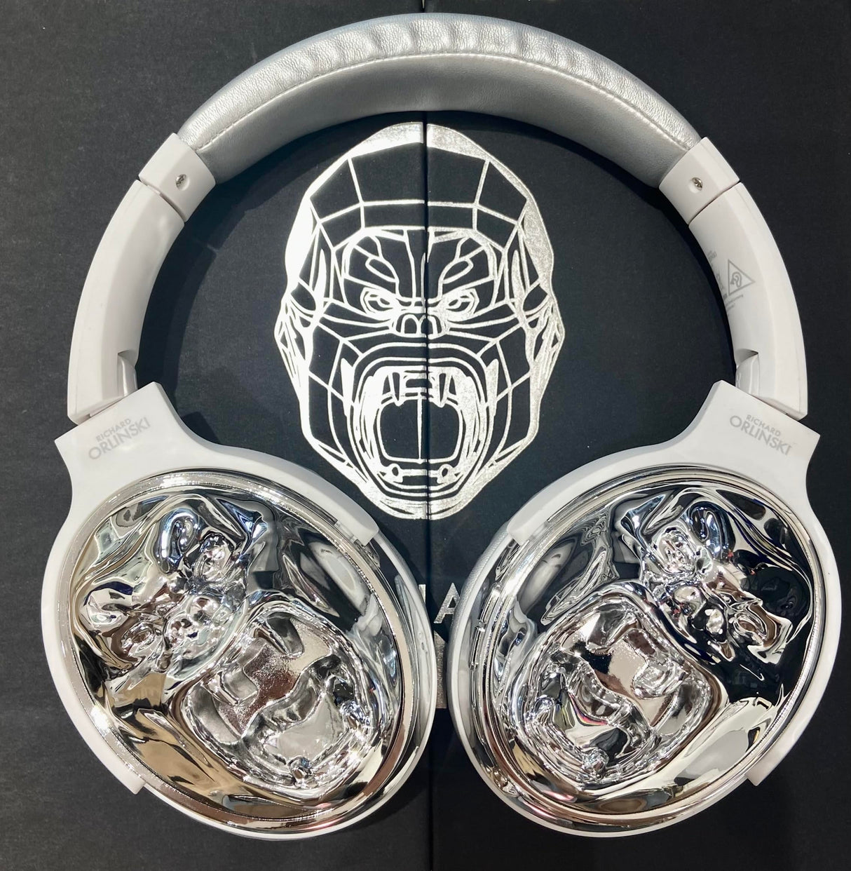 ORLINSKI Altavoz Bluetooth Kong Kaki Mat, 2 Altavoces de 8W, Cargador Inalámbrico, Estuche de Viaje + Casco de coleccionista de Plata