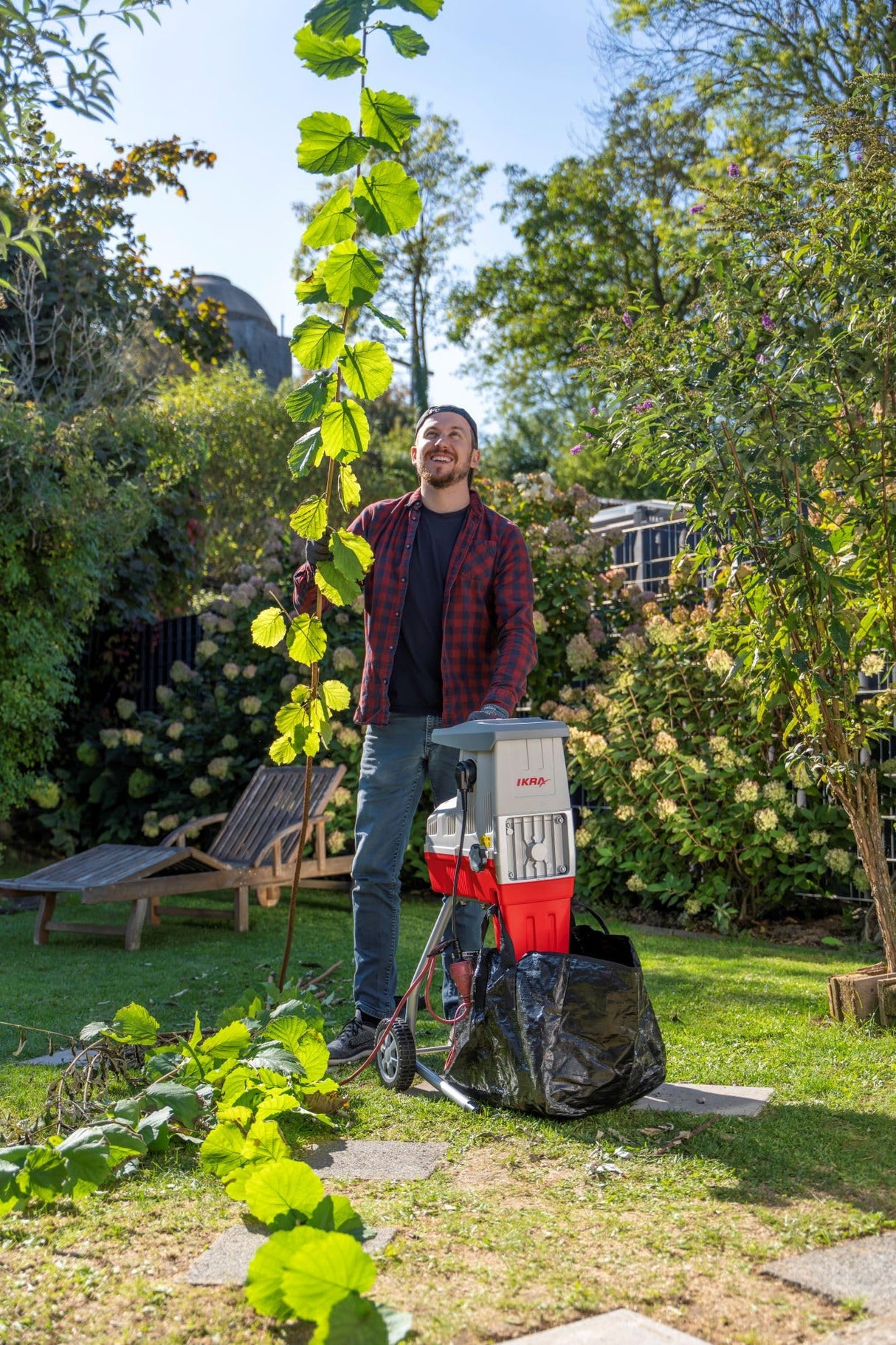 IKRA trituradora eléctrica de jardín ILH 3000 S, potente 3000 W, grosor de ramas de hasta 44 mm, incl. bolsa colectora de 45 l